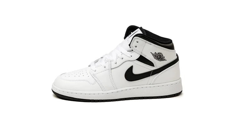 Der Jordan 1 Mid GS White Reverse Panda auf weißem Hintergrund