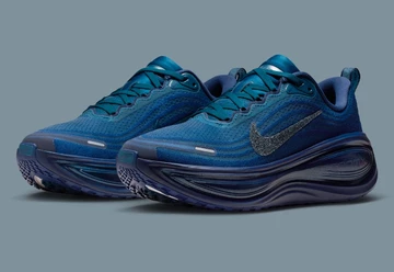 Swarovski x Nike Vomero Plus Blue Force schräg