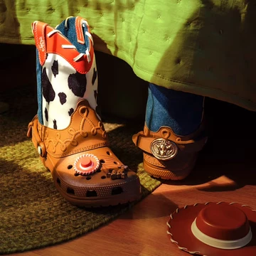 Toy Story x Crocs Pack schräg