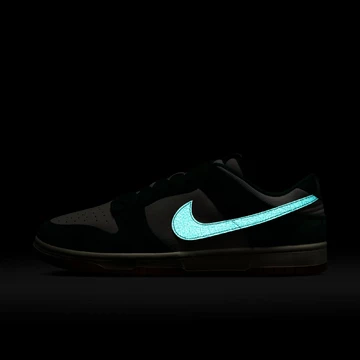 Dunk Low Suede Malachite glow in the dark Swoosh