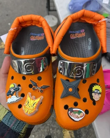 Naruto x crocs Orange von oben