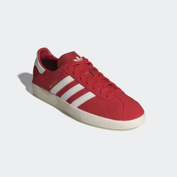 Die adidas Gazelle Decon Beta Scarlett von außen