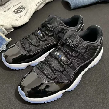 Air Jordan 11 Space Jam Low von schräg oben