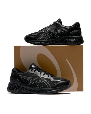 Der ASICS Gel-Quantum 360 VIII Black auf dem Karton