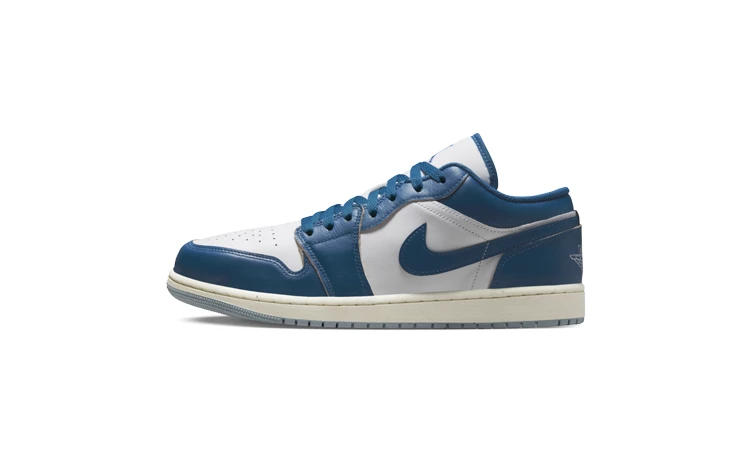 Der Jordan 1 Low Industrial Blue von der Seite auf weißem Hintergrund