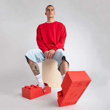 LEGO® x Crocs Brick Clog Bright Red getragen