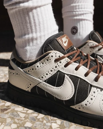 Nike Dunk Low LX Brogue Pinstripe am Fuß Detailbild