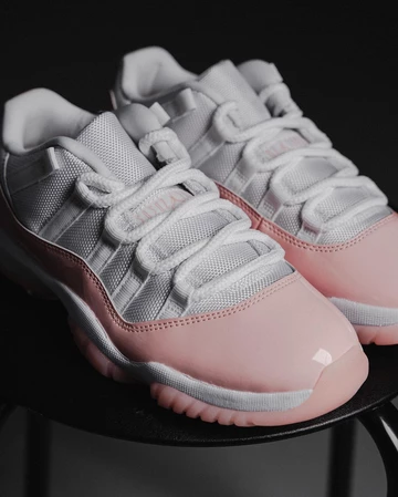 Jordan 11 Low Legend Pink Paar auf schwarzem Untergrund
