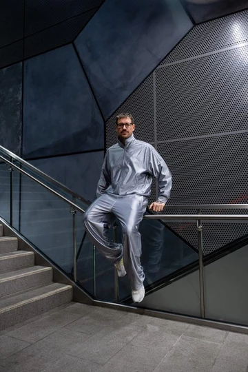 Christopher im Firebird silbernen Oversized Tracksuit von adidas