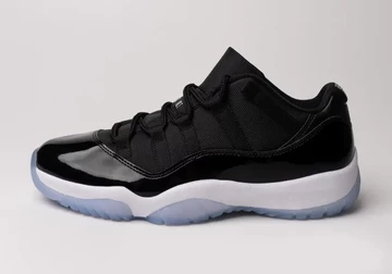 Air Jordan 11 Space Jam Low von der Seite