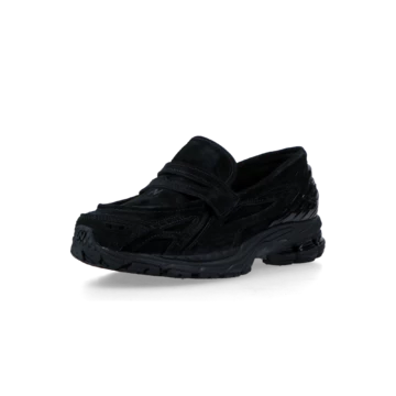 New Balance 1906 Loafer Dark Suede seitlich von Vorne