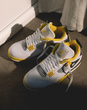 Jordan 4 Vivid Sulfur Lookbook von Oben