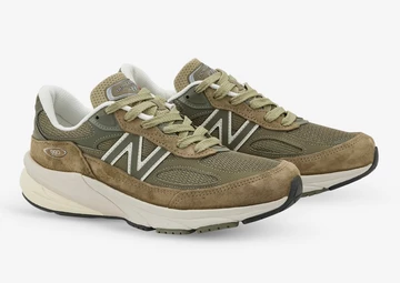 Der New Balance 990v6 True Camo von schräg außen