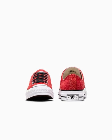Der Stussy Converse Chuck 70 Low Poppy Red von vorne und hinten