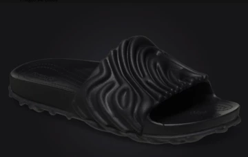 Salehe Bembury Crocs Pollex Slide Sasquatch leicht schräg auf schwarzem Untergrund