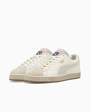 Der weiße Staple Puma Suede von schräg außen