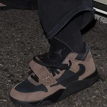 Der Jumpman Jack TR Mocha am Fuß von Travis Scott
