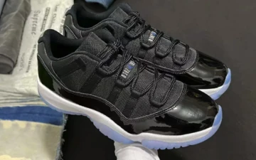 Jordan 11 Low Space Jam Paar vor schwarzem Untergrung