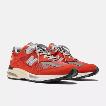 New Balance 991v2 Made in England Grenadine Paar seitlich