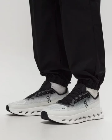 Der On Cloudtilt Black Ivory am Fuß