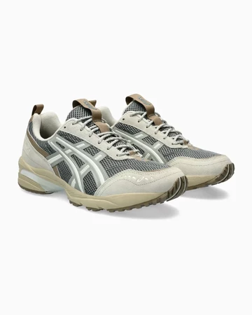 Schräge Ansicht des ASICS GEL-1090V2 Carrier Grey