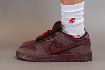 Der SB Dunk Low City of Love Burgundy Crush am Fuß von außen