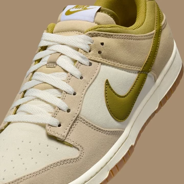 Nike Dunk Low Since 72 auf braunem Hintergrund Detailbild schräg seitlich