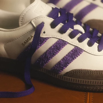 Ein Lookbook Foto des adidas Samba Core Purple von 43einhalb