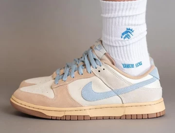 Dunk Low Blue Sandrift On Feet seitlich