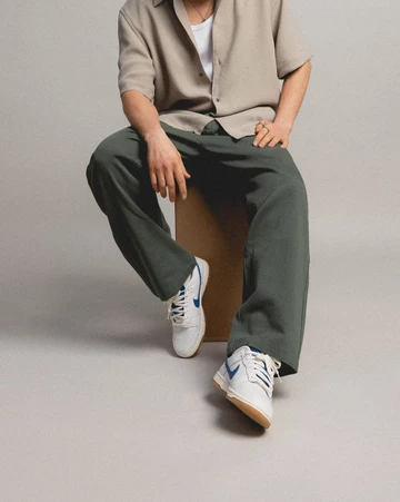 Dunk Low Dark Marina On Feet sitzend