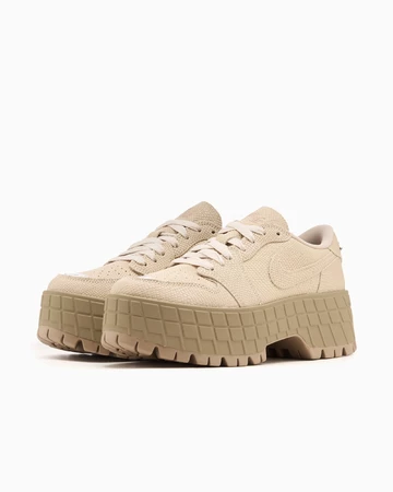 Jordan 1 Brooklyn Low Rattan Paar seitlich von Vorne