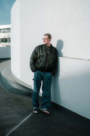 Christopher trägt den adidas Samba Black Wonder White im Wales Bonner Style