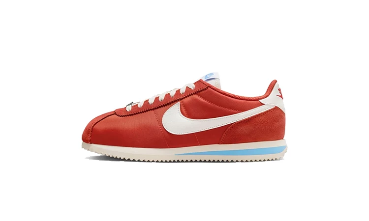 Deer Nike Cortez Picante Red von schräg außen