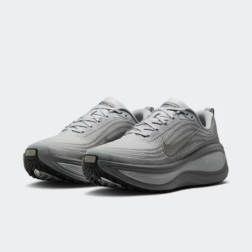 Nike Vomero Plus Wolf Grey Paar seitlich