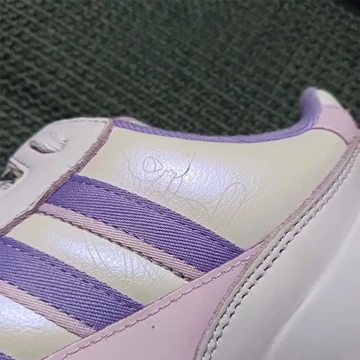 Pokemon x adidas ZX 8000 Mewtwo Detailbild