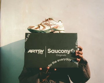 Seanella Abraham x Saucony ProGrid Triumph 4 Mood Schuhkarton