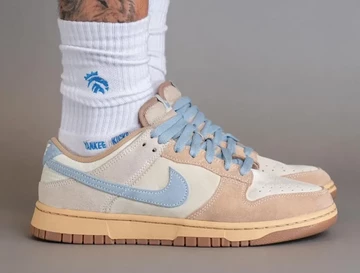 Dunk Low Blue Sandrift On FEet von der Seite