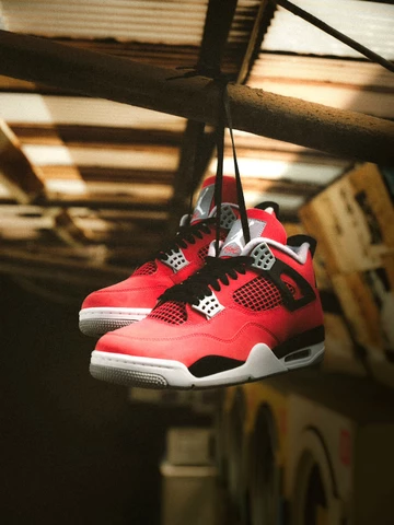 Nike Air Jordan 4 Retro Toro Bravo schräg