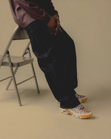 Air Max Plus Drift Phantom Cacao Wow Lookbook On Feet anlehnend am Stuhl