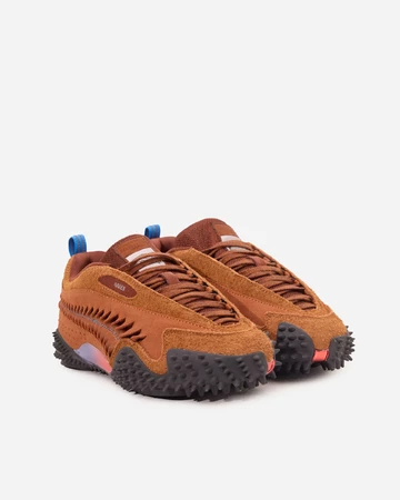 Aries x PUMA Mostro Mahagony Paar schräg seitlich