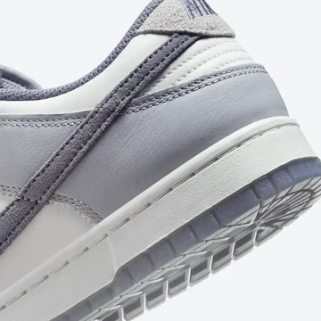 Dunk Low SE Light Carbon Detail von Hinten