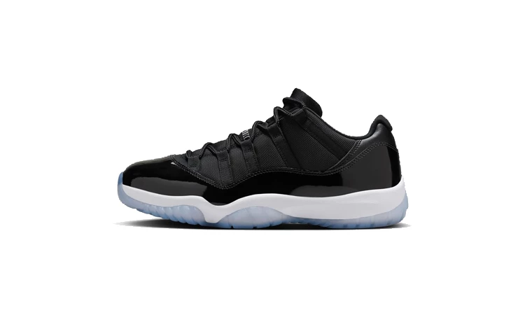 Jordan 11 Low Space Jam Titelbild auf weißem Hintergrund