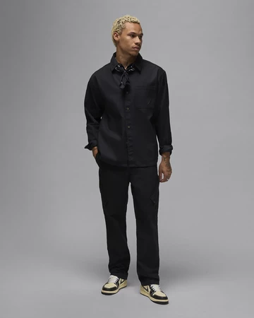 Jordan 1 Low SE Black Muslin am Fuß