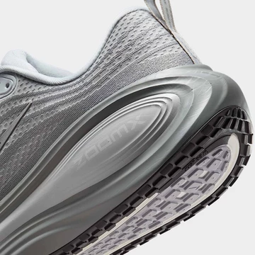 Nike Vomero Plus Wolf Grey Ferse Details