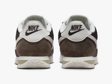 Der Nike Cortez Baroque Brown von hinten