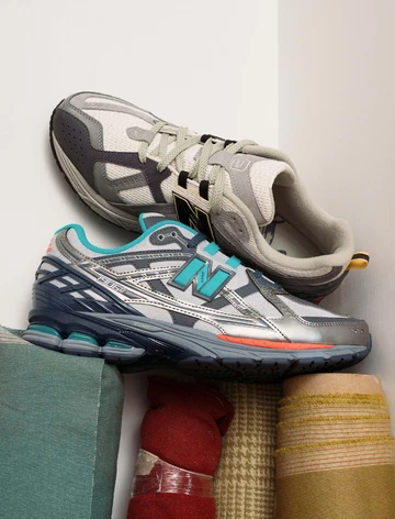 The Whitaker Group New Balance 1906U Willful Bias Pack auf Teppich