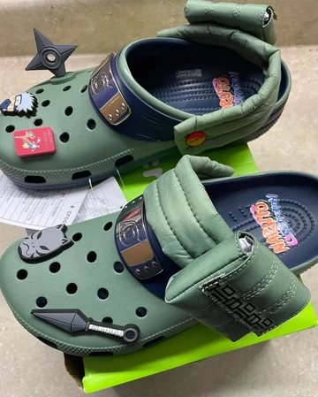 Naruto x crocs Oliv von oben