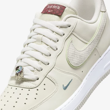 Details des Air Force 1 Low Year of the Dragon Sail