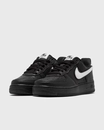 Nike Air Force 1 Low Retro QS Friday schräg von außen