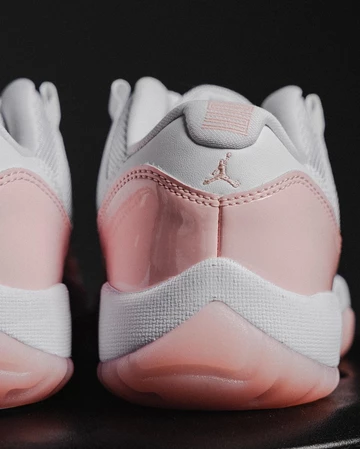 Jordan 11 Low Legend Pink Detail Ferse schawrzer Hintergrund